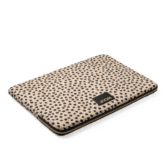Funda acolchada para iPad con estampado de pequeños corazones, picas y rombos de la suerte sobre fondo crema, cremallera superior y etiqueta de cuero de Wouf.