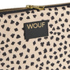 Funda acolchada para iPad con estampado de pequeños corazones, picas y rombos de la suerte sobre fondo crema, cremallera superior y etiqueta de cuero de Wouf.