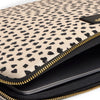 Funda acolchada para iPad con estampado de pequeños corazones, picas y rombos de la suerte sobre fondo crema, cremallera superior y etiqueta de cuero de Wouf.