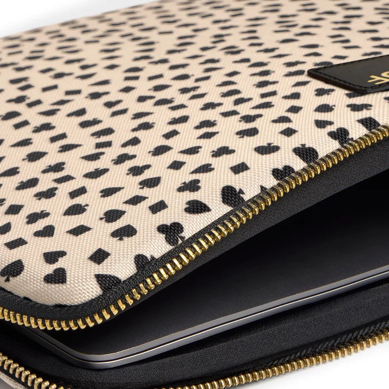 Funda acolchada para iPad con estampado de pequeños corazones, picas y rombos de la suerte sobre fondo crema, cremallera superior y etiqueta de cuero de Wouf.