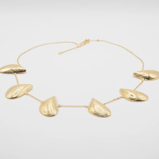 Gargantilla dorada con seis charms en forma de mejillón distribuidos en cadena fina, acabado oro 18k, joyería artesanal Pipa Pirita colección Del Mar