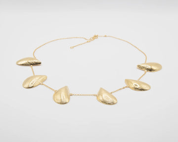Gargantilla dorada con seis charms en forma de mejillón distribuidos en cadena fina, acabado oro 18k, joyería artesanal Pipa Pirita colección Del Mar