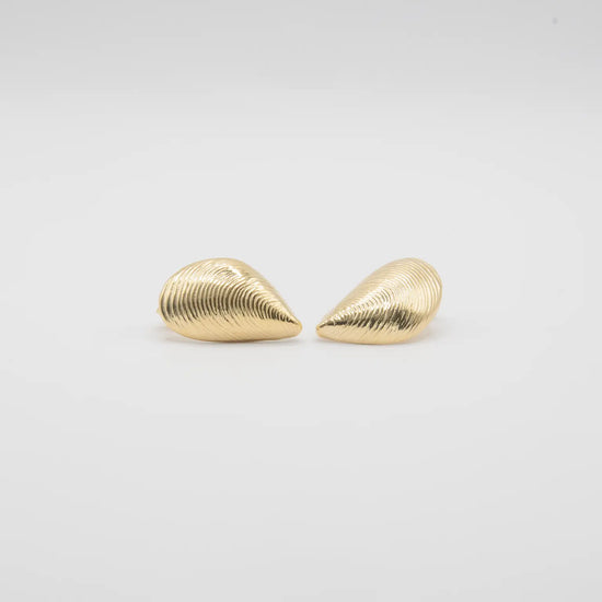Pendientes pequeños de plata con forma de mejillón chapados en oro de 18k, con cierre de presión y diseño artesanal de la marca Pipa Pirita.
