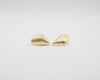 Pendientes pequeños de plata con forma de mejillón chapados en oro de 18k, con cierre de presión y diseño artesanal de la marca Pipa Pirita.