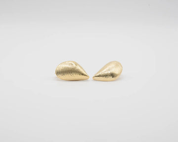 Pendientes pequeños de plata con forma de mejillón chapados en oro de 18k, con cierre de presión y diseño artesanal de la marca Pipa Pirita.