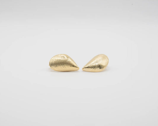 Pendientes pequeños de plata con forma de mejillón chapados en oro de 18k, con cierre de presión y diseño artesanal de la marca Pipa Pirita.