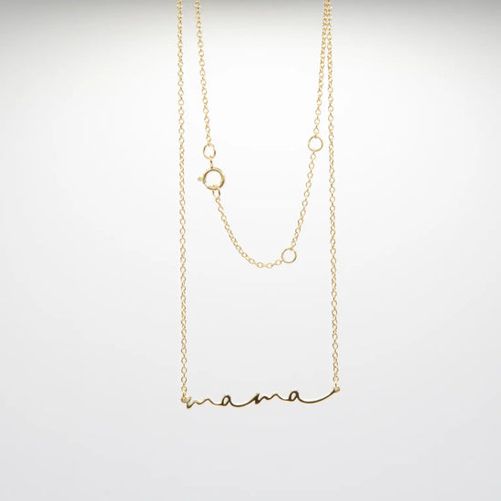 Collar con colgante de la palabra MAMÁ en acabado dorado sobre plata de ley 925, cadena fina con mosquetón, joyería artesanal Pipa Pirita colección Vínculos