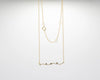 Collar con colgante de la palabra MAMÁ en acabado dorado sobre plata de ley 925, cadena fina con mosquetón, joyería artesanal Pipa Pirita colección Vínculos