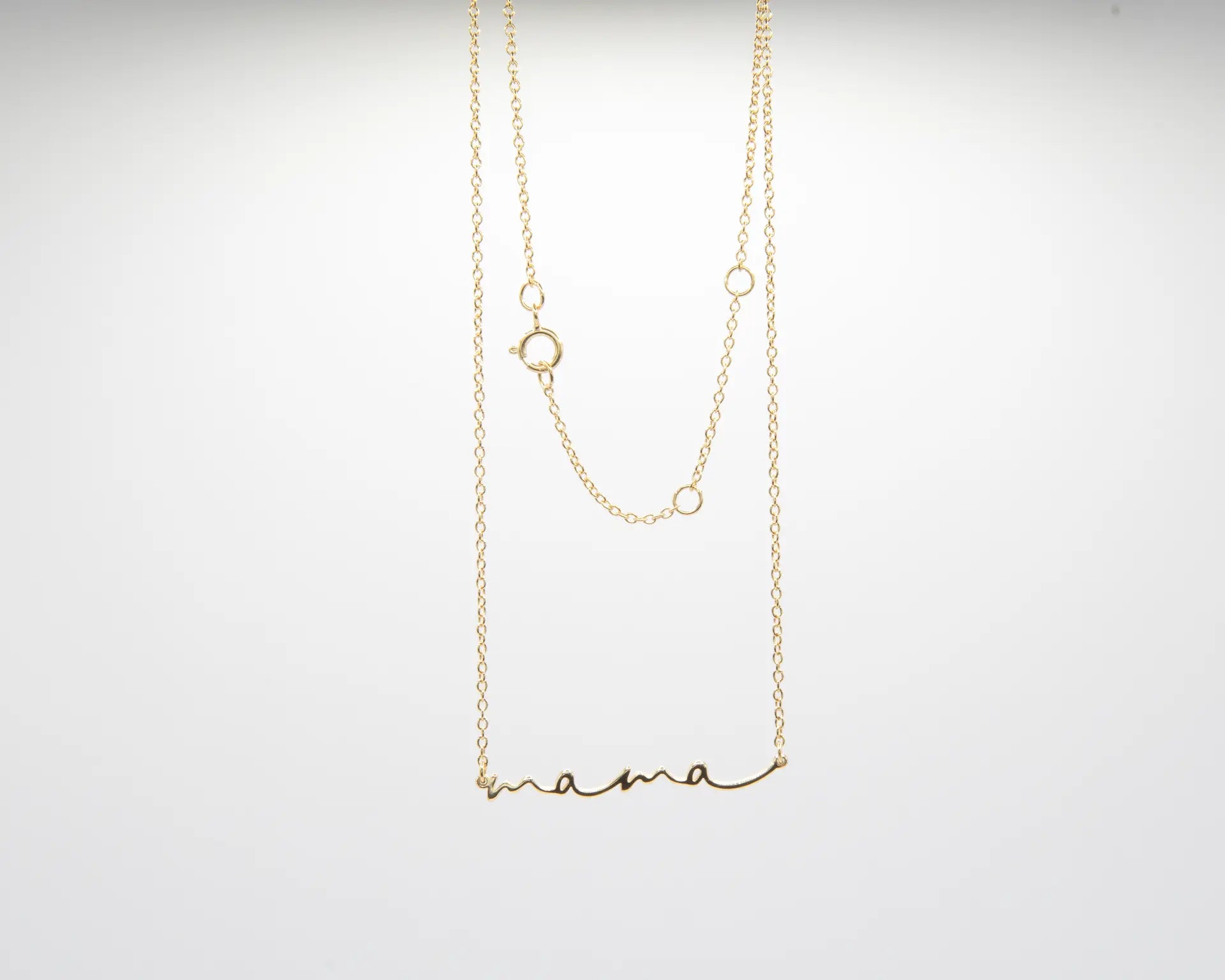 Collar con colgante de la palabra MAMÁ en acabado dorado sobre plata de ley 925, cadena fina con mosquetón, joyería artesanal Pipa Pirita colección Vínculos