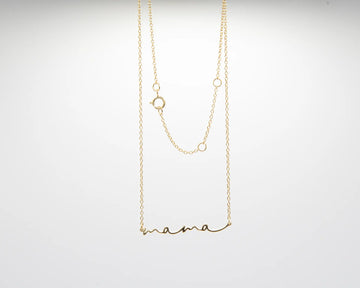 Collar con colgante de la palabra MAMÁ en acabado dorado sobre plata de ley 925, cadena fina con mosquetón, joyería artesanal Pipa Pirita colección Vínculos