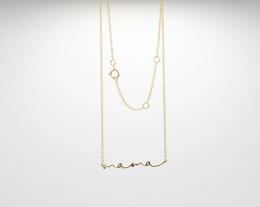 Collar con colgante de la palabra MAMÁ en acabado dorado sobre plata de ley 925, cadena fina con mosquetón, joyería artesanal Pipa Pirita colección Vínculos