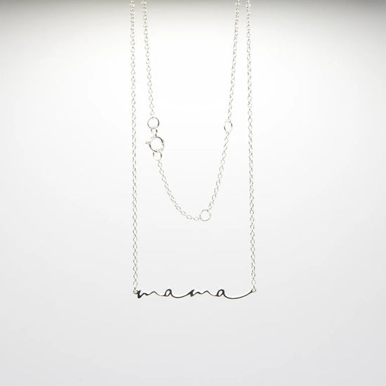 

Collar con colgante de la palabra MAMÁ en plata de ley 925, cadena fina con mosquetón, joyería artesanal Pipa Pirita colección Vínculos