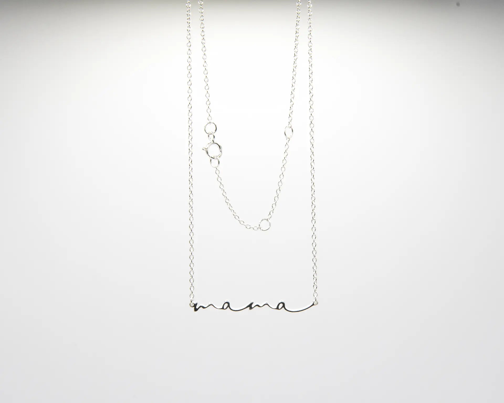 

Collar con colgante de la palabra MAMÁ en plata de ley 925, cadena fina con mosquetón, joyería artesanal Pipa Pirita colección Vínculos