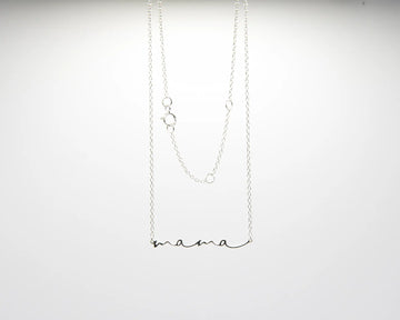 

Collar con colgante de la palabra MAMÁ en plata de ley 925, cadena fina con mosquetón, joyería artesanal Pipa Pirita colección Vínculos
