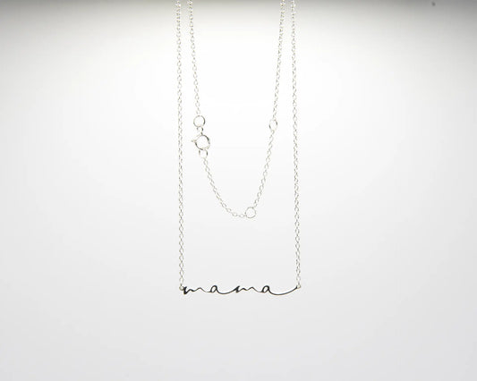 

Collar con colgante de la palabra MAMÁ en plata de ley 925, cadena fina con mosquetón, joyería artesanal Pipa Pirita colección Vínculos