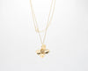 Colgante minimalista con flor de cuatro pétalos en acabado dorado sobre plata de ley 925, cadena fina, joyería artesanal Pipa Pirita colección De la Tierra