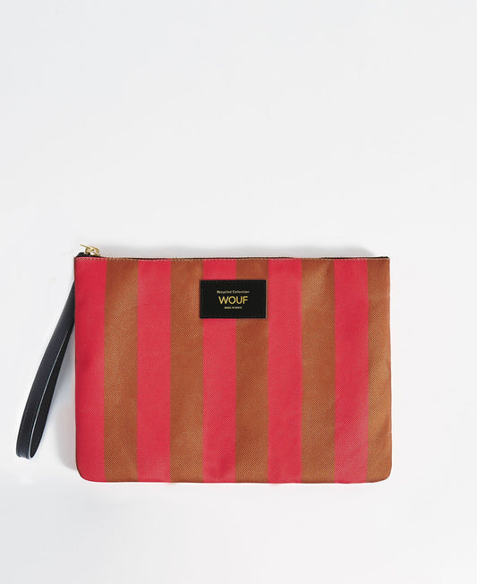 Bolso de mano tipo sobre de gran tamaño con estampado de rayas en tonos naranja y rosa, con cierre de cremallera superior y etiqueta de cuero de Wouf.
