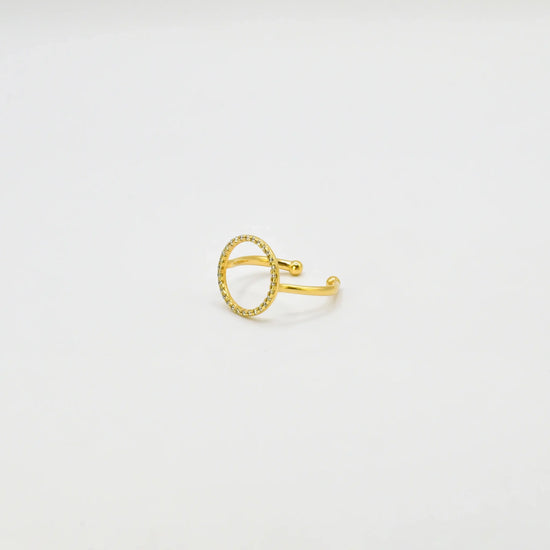 Anillo abierto y ajustable en acabado dorado sobre plata de ley, diseño liso y envolvente, joyería artesanal Pipa Pirita colección Vínculo