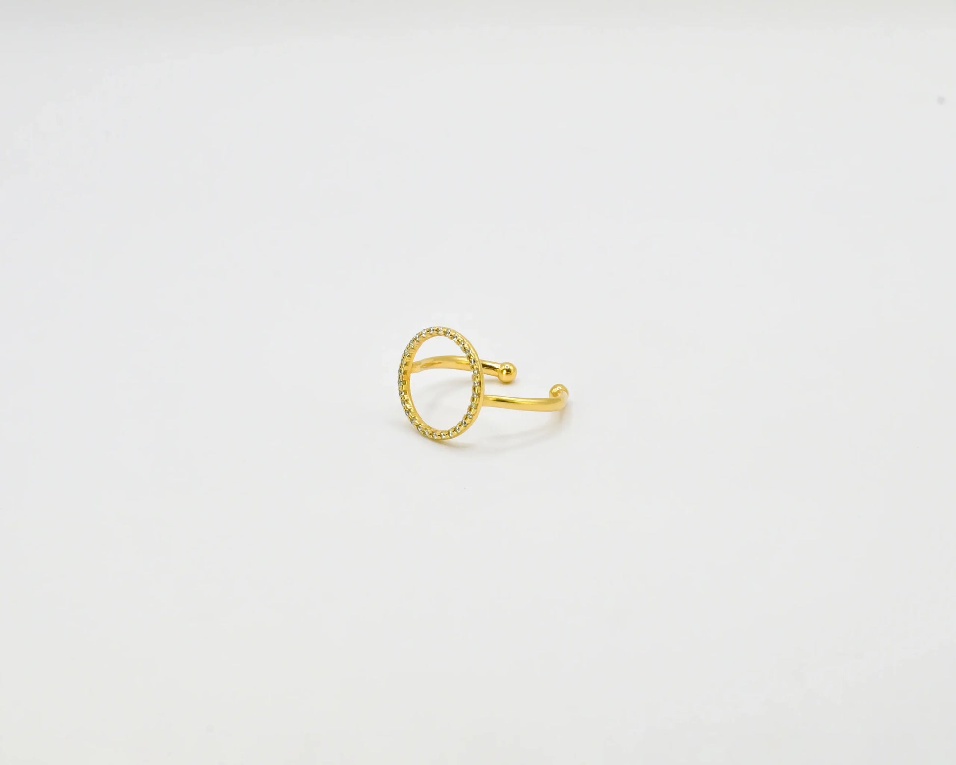 Anillo abierto y ajustable en acabado dorado sobre plata de ley, diseño liso y envolvente, joyería artesanal Pipa Pirita colección Vínculo