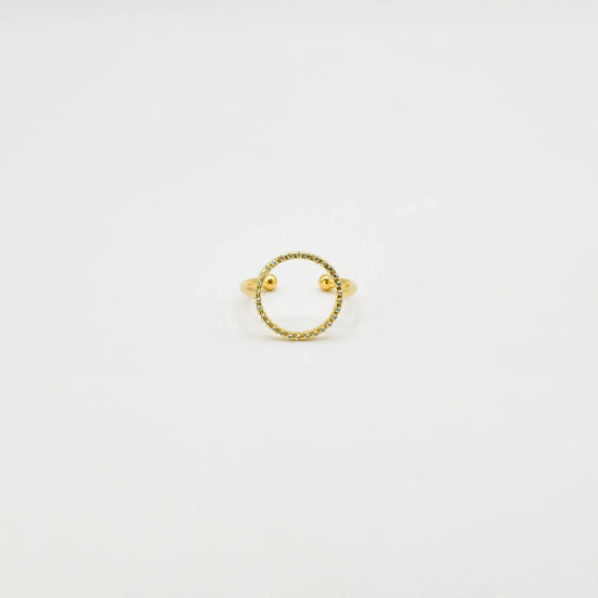 Anillo abierto y ajustable en acabado dorado sobre plata de ley, diseño liso y envolvente, joyería artesanal Pipa Pirita colección Vínculo