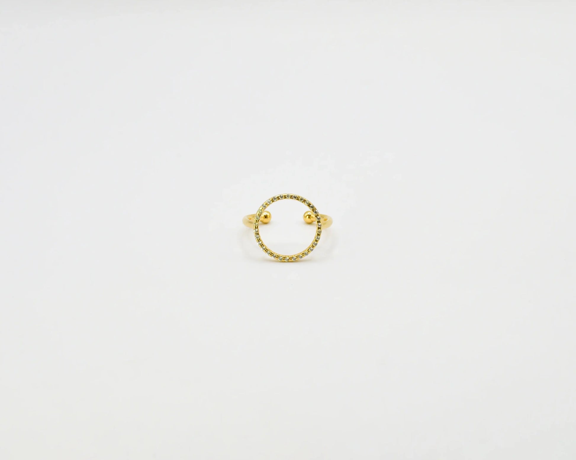 Anillo abierto y ajustable en acabado dorado sobre plata de ley, diseño liso y envolvente, joyería artesanal Pipa Pirita colección Vínculo