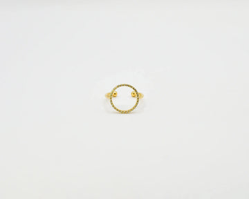 Anillo abierto y ajustable en acabado dorado sobre plata de ley, diseño liso y envolvente, joyería artesanal Pipa Pirita colección Vínculo