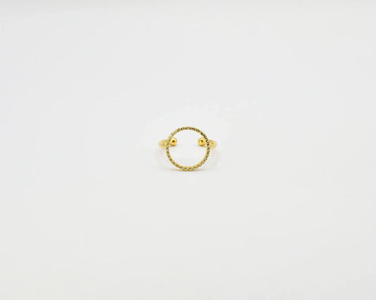 Anillo abierto y ajustable en acabado dorado sobre plata de ley, diseño liso y envolvente, joyería artesanal Pipa Pirita colección Vínculo