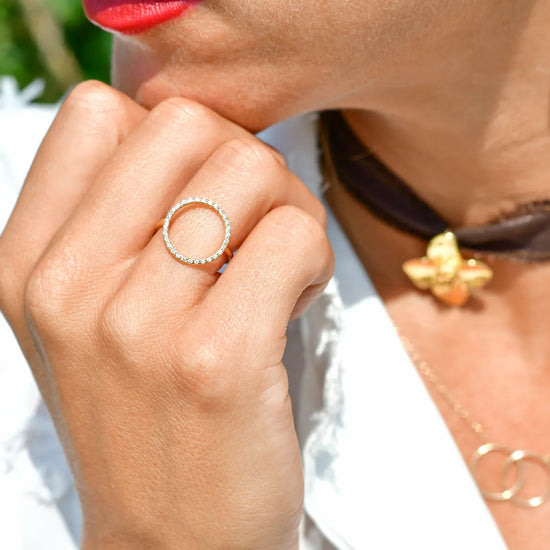 Anillo abierto y ajustable en acabado dorado sobre plata de ley, diseño liso y envolvente, joyería artesanal Pipa Pirita colección Vínculo