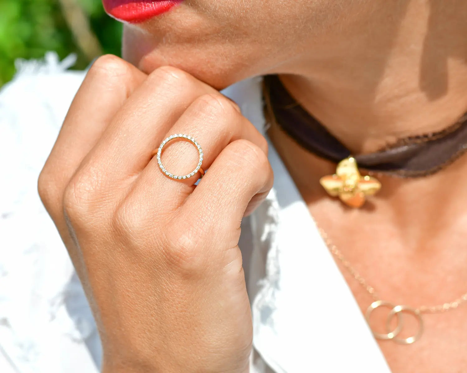 Anillo abierto y ajustable en acabado dorado sobre plata de ley, diseño liso y envolvente, joyería artesanal Pipa Pirita colección Vínculo