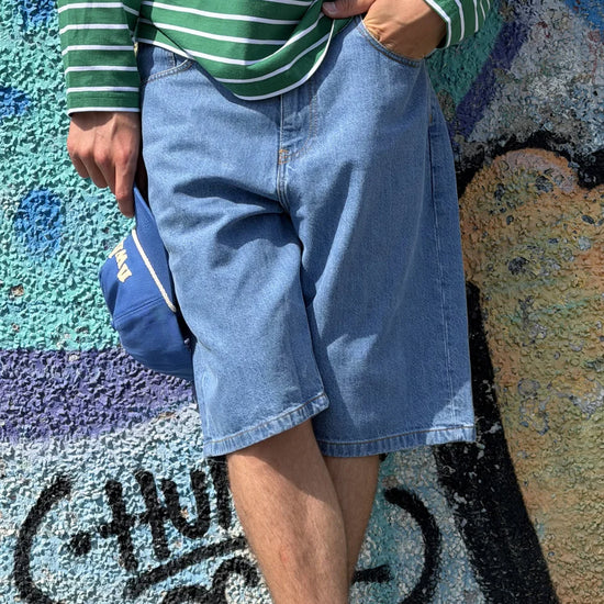 Pantalón corto vaquero oversize de NWHR, algodón orgánico GOTS, cinco bolsillos, fabricado en Portugal.
