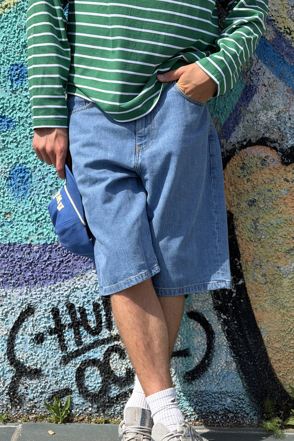 Pantalón corto vaquero oversize de NWHR, algodón orgánico GOTS, cinco bolsillos, fabricado en Portugal.