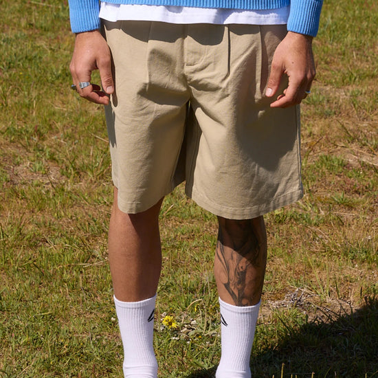Pantalón corto chino beige de NWHR con pinzas, algodón orgánico GOTS, fabricado en Portugal.