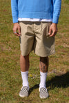 Pantalón corto chino beige de NWHR con pinzas, algodón orgánico GOTS, fabricado en Portugal.