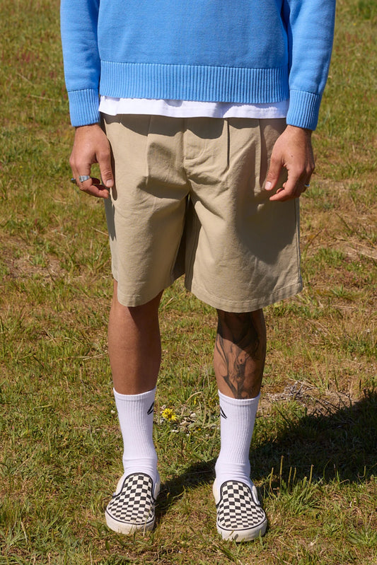 Pantalón corto chino beige de NWHR con pinzas, algodón orgánico GOTS, fabricado en Portugal.