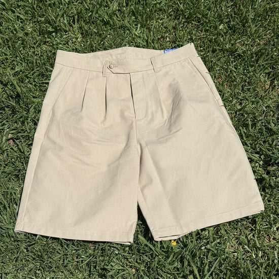 Pantalón corto chino beige de NWHR con pinzas, algodón orgánico GOTS, fabricado en Portugal.