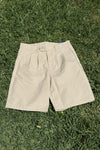 Pantalón corto chino beige de NWHR con pinzas, algodón orgánico GOTS, fabricado en Portugal.