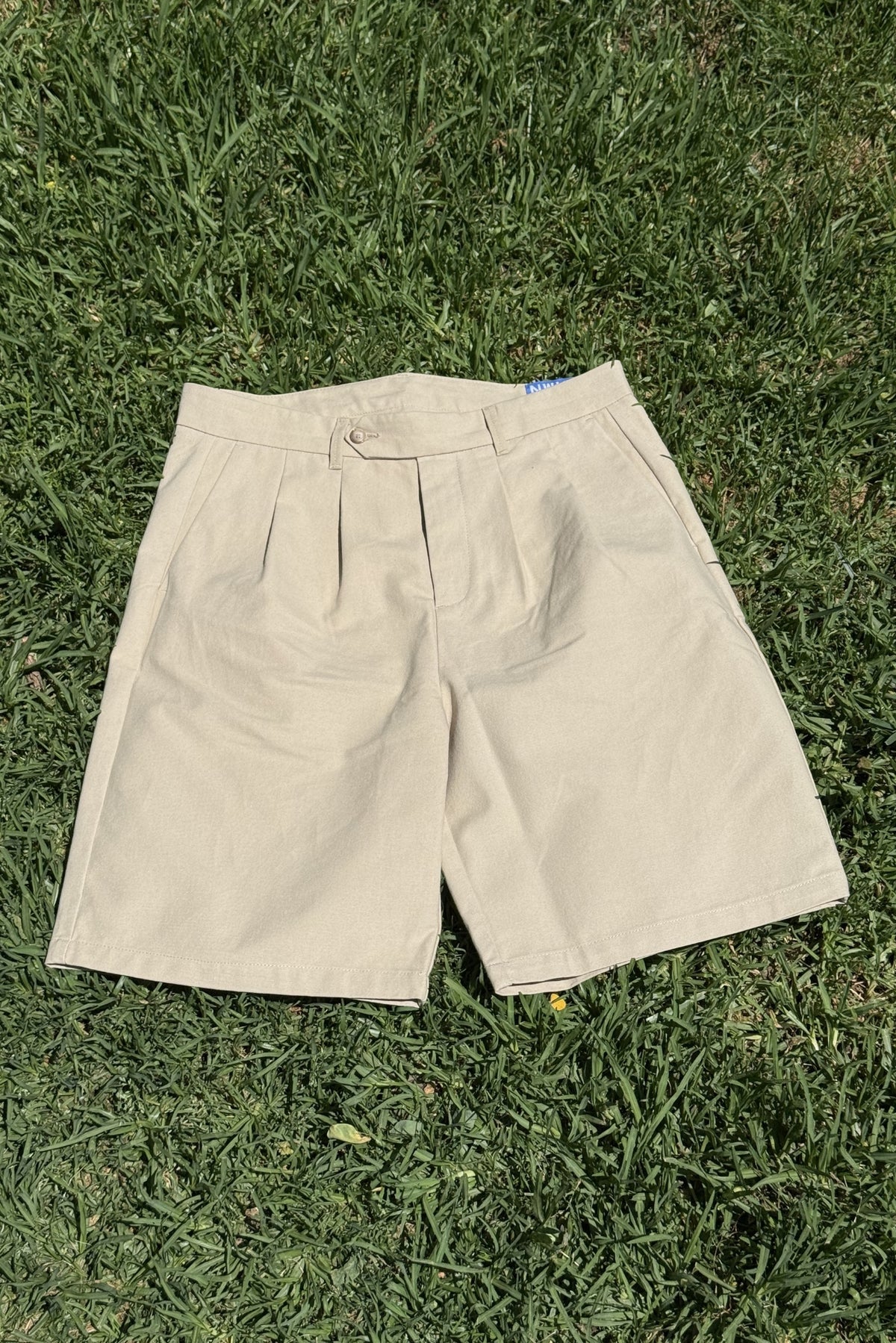 Pantalón corto chino beige de NWHR con pinzas, algodón orgánico GOTS, fabricado en Portugal.