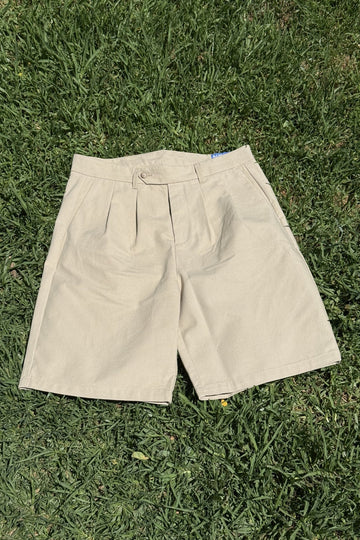 Pantalón corto chino beige de NWHR con pinzas, algodón orgánico GOTS, fabricado en Portugal.