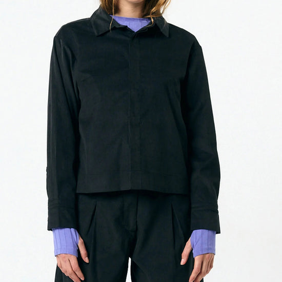 Camisa Vila black de Suite13Lab en micro pana de algodón orgánico, con cuello clásico