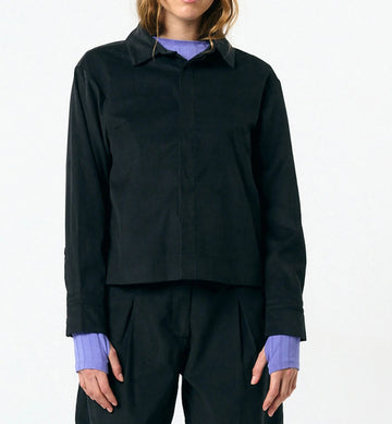 Camisa Vila black de Suite13Lab en micro pana de algodón orgánico, con cuello clásico