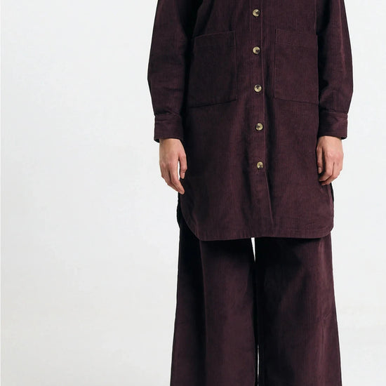 Sobrecamisa Seia cord brown de Suite13Lab en pana de algodón orgánico, con bolsillos de parche