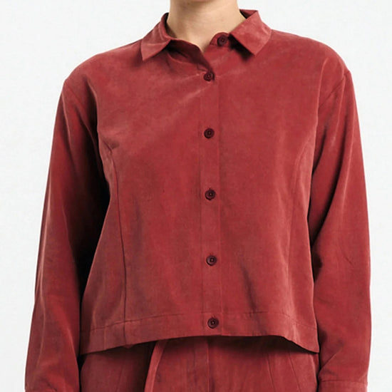 Camisa Lisboa brick de Suite13Lab en lyocell TENCEL, manga larga, cuello clásico y caída fluida
