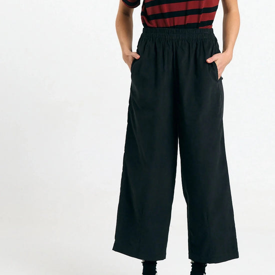 Pantalón Avis black de Suite13Lab en micro pana de algodón orgánico, corte globo y silueta cropped