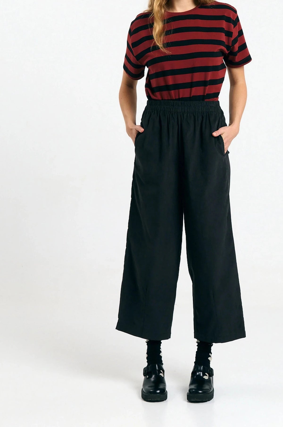 Pantalón Avis black de Suite13Lab en micro pana de algodón orgánico, corte globo y silueta cropped