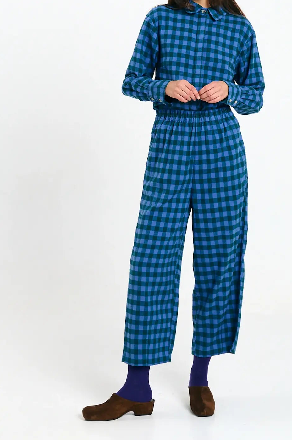 Pantalón Avis check blue de Suite13Lab en micro pana de algodón orgánico, corte globo y cuadros