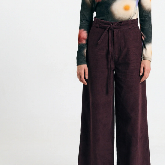 Pantalón Silves cord brown de Suite13Lab en pana de algodón orgánico, pierna ancha con cinturón