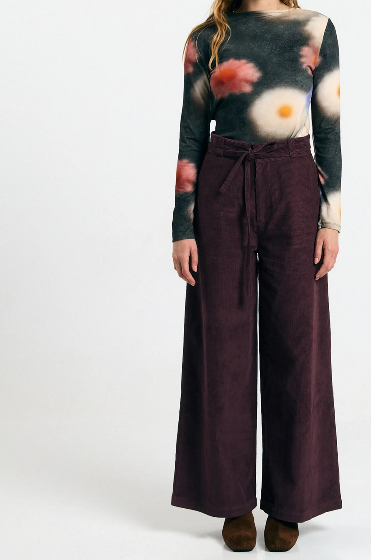 Pantalón Silves cord brown de Suite13Lab en pana de algodón orgánico, pierna ancha con cinturón