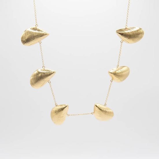 Gargantilla dorada con seis charms en forma de mejillón distribuidos en cadena fina, acabado oro 18k, joyería artesanal Pipa Pirita colección Del Mar