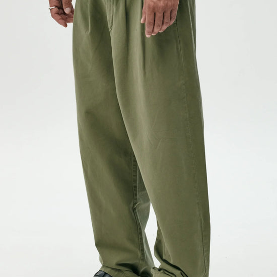 Pantalón chino verde lavado de NWHR en algodón orgánico GOTS, corte relaxed fit