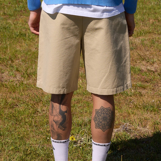 Pantalón corto chino beige de NWHR con pinzas, algodón orgánico GOTS, fabricado en Portugal.